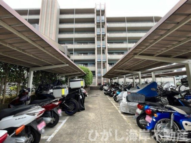 ビッグヴァングランヴァーグ茅ヶ崎の駐車場|敷地内バイク置場