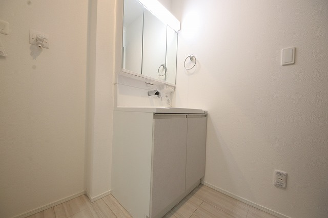 【独立洗面台】 | 高級感漂う洗面台です。鏡の後ろの収納棚もとても充実しております。コスメが大好きな奥様も、女子力高いご主人様もきっとご満足いただける収納力です。三面鏡なので、ヘアセットにも便利です。