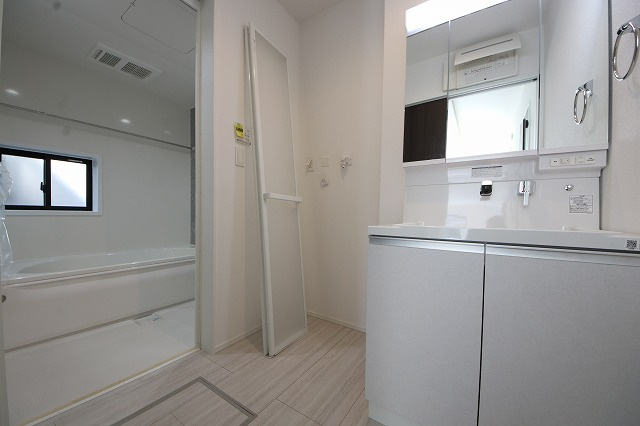 【洗面所】 | 洗濯機置き場と脱衣スペースもしっかりと確保されている洗面室、洗面コーナーは、窓から陽も差し明るく開放的な造りです。家事導線も良いので洗濯物やお湯はりもストレスフリーに毎日家事を楽しめそうです。