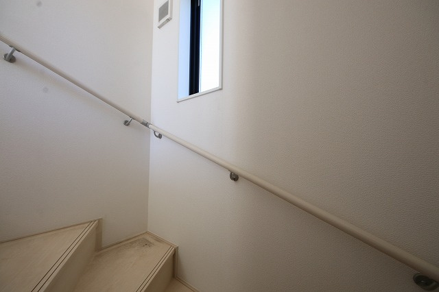 【内装】 | プライベートの空間もみんなで過ごす空間も両社兼ね備えたつくりです。階段には安全性を配慮し、手すりを設置。太陽の光と風が心地良い窓も付いた内装です。