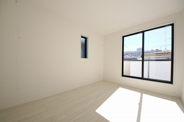 【洋室】 | 居心地の良さそうなリラックスできる空間。独立性のある建物ですので、ご自分の時間を大切にしたご家族様にぴったりです！