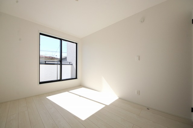 【寝室】 | 広さのある洋室は、ご夫婦様の寝室にぴったりですね。ご主人様の趣味のものや書斎などにも使用できるくらいの広さが嬉しいです。収納もばっちり完備してますのでお荷物が多いご家族様も安心してお暮しいただけます！