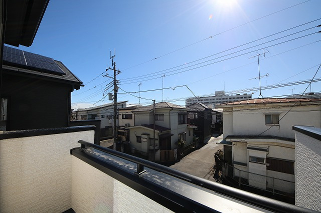 【バルコニー】 | 小鳥の鳴き声で目覚める朝、爽やかな風が入ります。太陽の陽射しでお洗濯物がカラッと乾き、気持ちの良い洋服とお布団で快適に過ごせます。