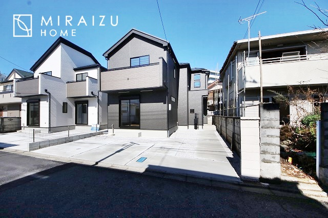 【外観】 | 青く澄み渡った綺麗な空と、陽の光をたっぷりと受ける、そんな新築住宅で新生活をスタートしてみませんか？見学・ご相談等、ミライズホーム(株)までお気軽にご連絡下さい。