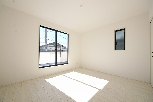 【洋室】 | 心も体も癒されるゆったりと落ち着いた洋室。窓が多いつくりになっています。窓が多いと明るい空間を保ち、室内へ気持ちの良い風も取り込んでくれます。