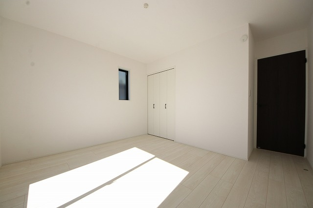 【寝室】 | 収納あり、自然な採光ありの洋室。家族みんなが気持ち良く目覚められる、過ごしやすい主寝室などにもお勧め。もちろん、ペットもご一緒に。