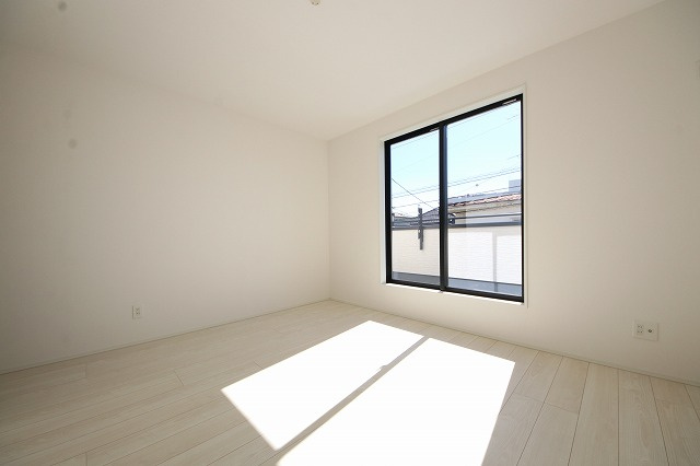 【洋室】 | 小鳥の鳴き声で目覚める朝、爽やかな風が入ります。太陽の陽射しでお洗濯物がカラッと乾き、気持ちの良い洋服とお布団で快適に過ごせます。