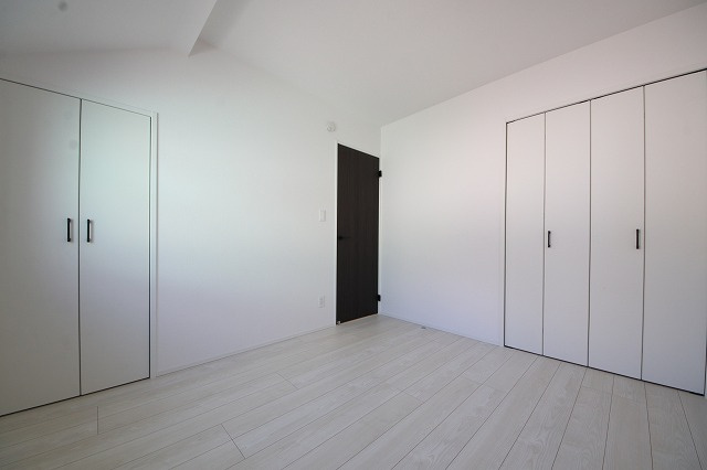 【寝室】 | 青く澄み渡った綺麗な空と、陽の光をたっぷりと受ける、そんな新築住宅で新生活をスタートしてみませんか？見学・ご相談等、ミライズホーム(株)までお気軽にご連絡下さい♪