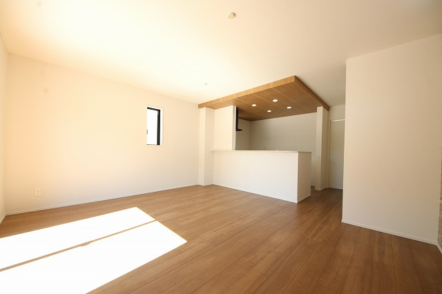 【居間・リビング】 | 陽当たりが心地の良いリビング空間です。日中はカーテンを開けて自然な光を取り込みリラックスして過ごしたいですね、照明器具もセンスの良いものを使いたいですね。