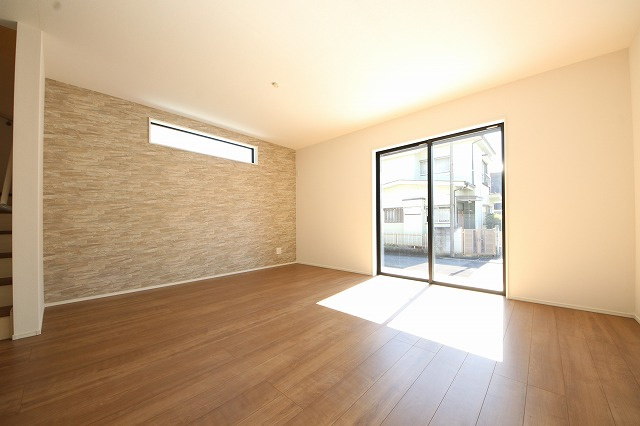 【居間・リビング】 | 明るい光が取り入れられる空間設計のリビングです。インテリア配置もしやすい間取りです。壁や床の色と合わせて落ち着いたインテリアも選びたいですね♪グリーンを飾っても素敵だと思います。