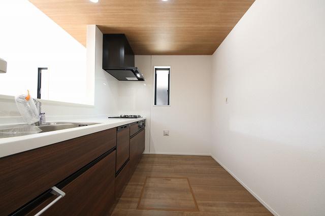 【キッチン】 | 洗練されたキッチンでは毎日の家事を少しでも楽に快適に工夫したいですね、大きいシンクではお皿洗いもストレスフリー、3口コンロでは要領よくお料理も可能です。レンジフードもお掃除がしやすい設計が嬉しい。