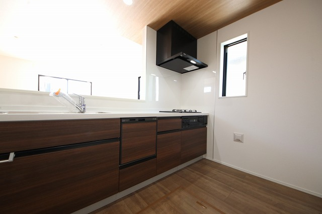 【キッチン】 | スッキリとした形が上品な広々ワイドキッチンです。レンジフードもすっきりとした造りなので圧迫感もございません。窓もあり明るい空間の中で毎日お料理することが可能です。収納スペースも広いのが嬉しいですね。