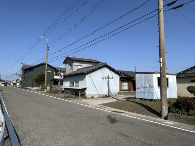 名西郡石井町中古戸建の前面道路含む現地写真