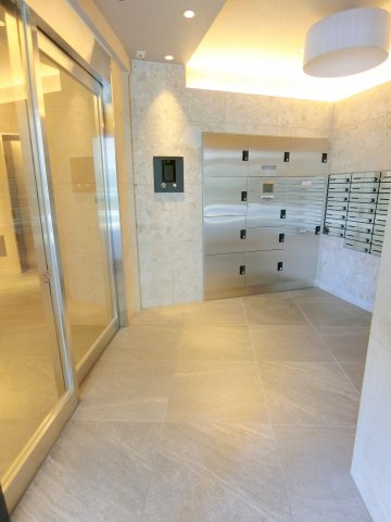 クオリタス蒲田のエントランス|防犯カメラ+TVモニター付オートロック宅配BOXメールBOX　エントランス