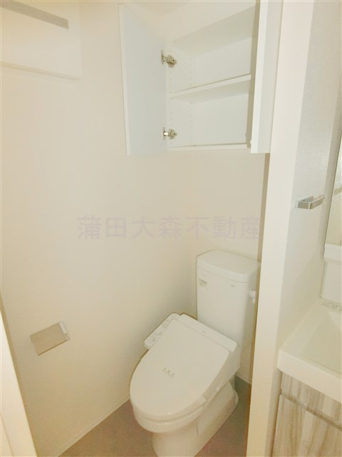 クオリタス蒲田のトイレ|上部棚収納に温水洗浄便座付トイレ　