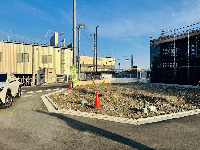 八王子市　泉町　建築条件無し売地　２６期の前面道路含む現地写真|～三方角地につき陽当たり・風通し良好です～