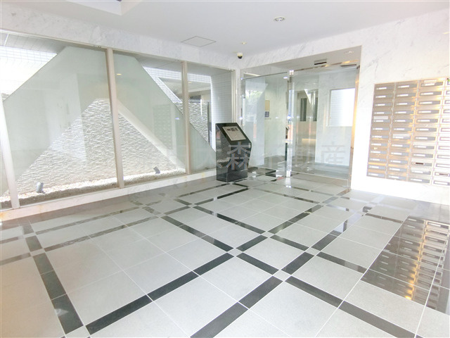 Ferieフェリエ大森町のエントランス|防犯カメラTVモニター付オートロック宅配BOXメールBOX管理人室　エントランス