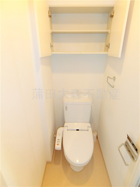 Ferieフェリエ大森町のトイレ|吊戸棚と温水洗浄便座付きのトイレ