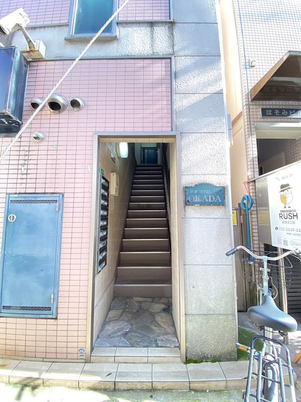 トップシードOKADAの外観