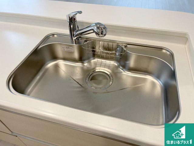 加古川市加古川町北在家　新築一戸建ての独立洗面台|清潔感のある洗面台です。フラットな鏡は掃除がしやすく毎日清潔！ホースは引き出して使えるので洗顔やお掃除の際に便利です！