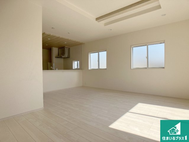 加古川市加古川町北在家　新築一戸建ての居間・リビング|シンプルなリビングは、観葉植物等のインテリアを楽しめますね！パパ好みにも、ママ好みにも家具次第で雰囲気を変えることができます！