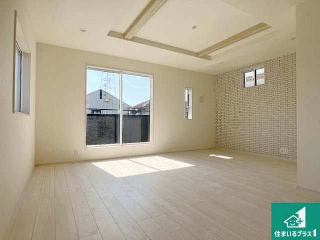 加古川市加古川町北在家　新築一戸建ての居間・リビング|明るいリビングで朝の目覚めもスッキリできそう！対面キッチンでご家族のコミュニケーションも自然と増える設計！小さなお子様が遊ぶスペースを作っても広々とくつろげるLDK！
