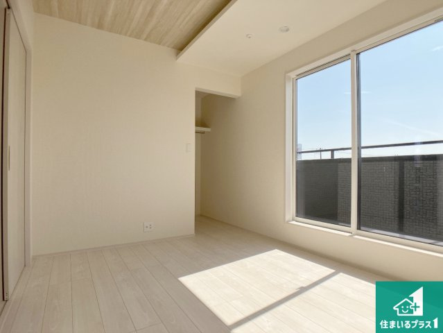 加古川市加古川町北在家　新築一戸建ての洋室|寝室は心地よい眠りについてもらいたくて、シンプルかつ開放的な空間な設計にしています！大きな窓から差し込む日が心地いいです♪