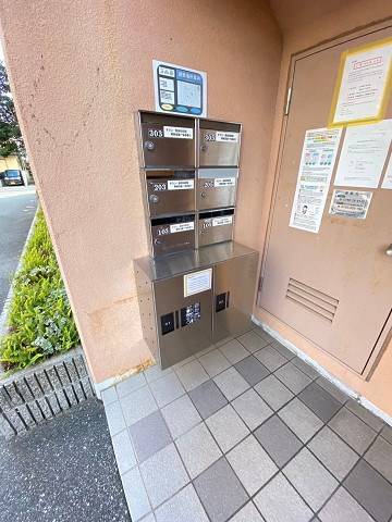 ハイツ室川Ⅱのエントランス|便利な宅配ボックス完備♪