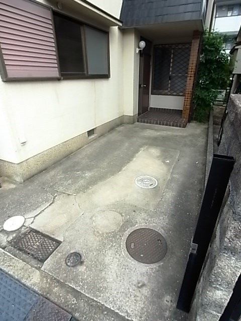中松貸家4の駐車場