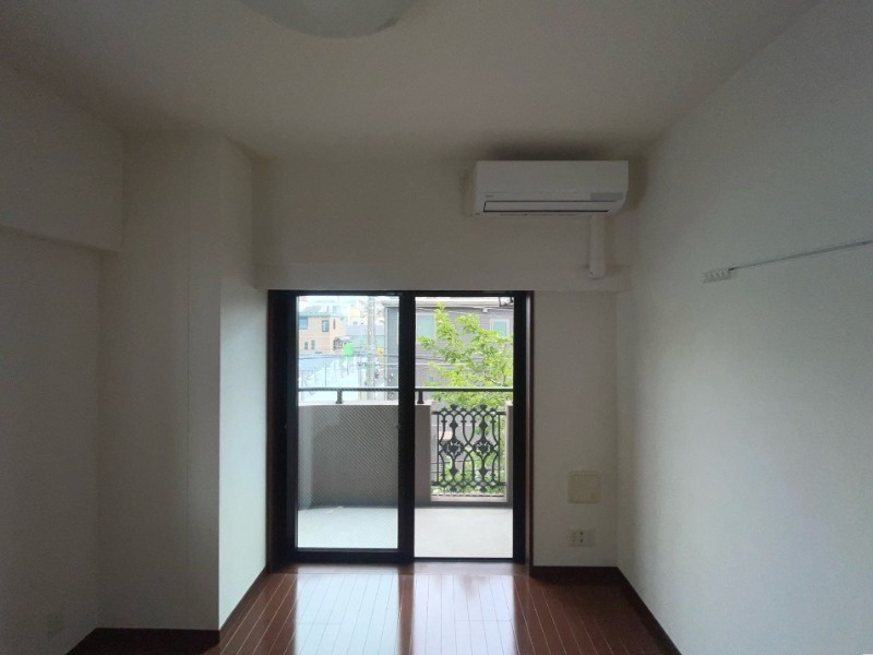 グリフィン横浜・ヴィラの居間・リビング|広々6.4帖の洋室♪