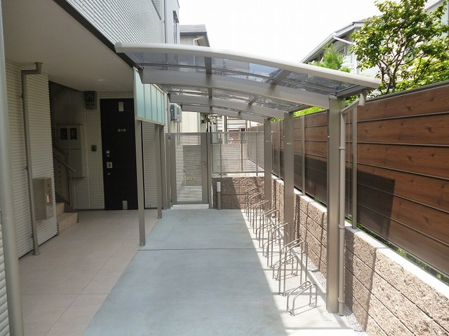 プチメゾンリラのロビー|屋根付き駐輪場