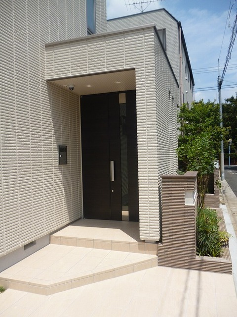 プチメゾンリラのエントランス|オートロック