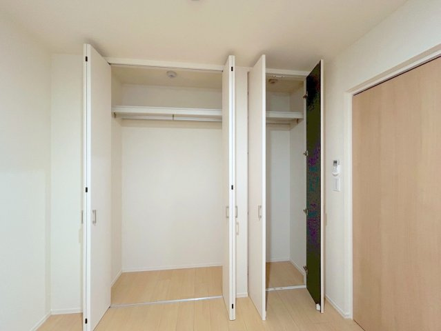 リブフラットＫＨの収納|★天井までの高さがあるダブルクローゼット★