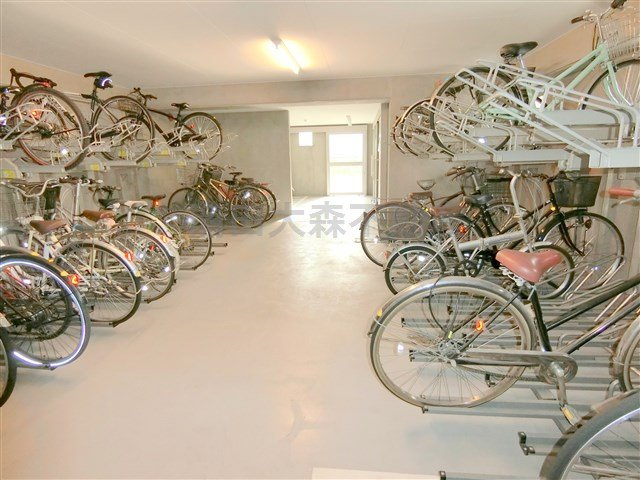 ブレシア多摩川レジデンスのその他共用部分|屋根付きの駐輪場