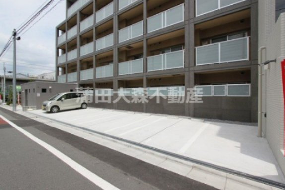 ブレシア多摩川レジデンスの駐車場|平置き駐車場　空き状況はお問合せ下さい。