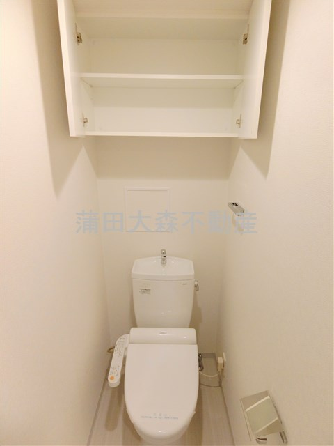 ブレシア多摩川レジデンスのトイレ|棚収納と温水暖房便座付きトイレ