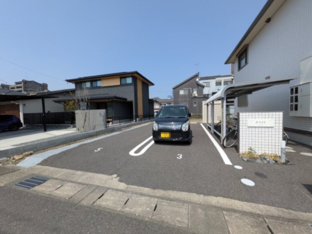 ホワイトの駐車場