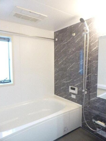 ホワイトの浴室