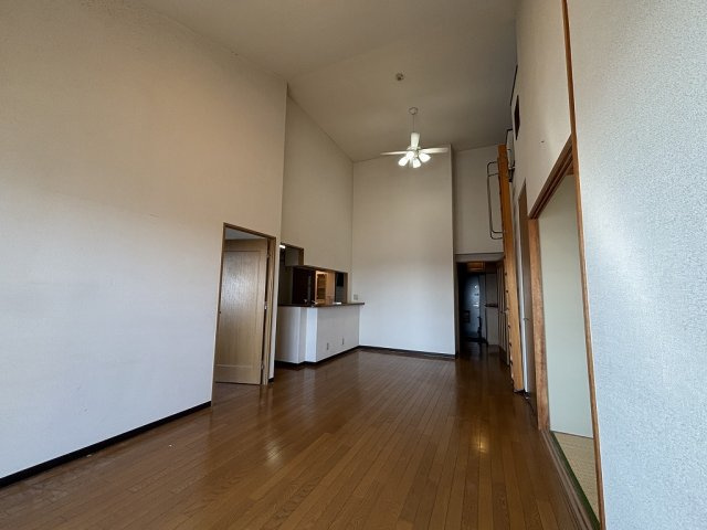 サンハイツ中央台Ｃ棟の居間・リビング|天井が高いので開放感があります！！