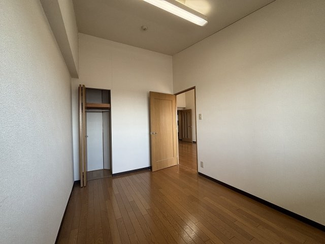 サンハイツ中央台Ｃ棟の洋室|リビングと続き間の洋室です！