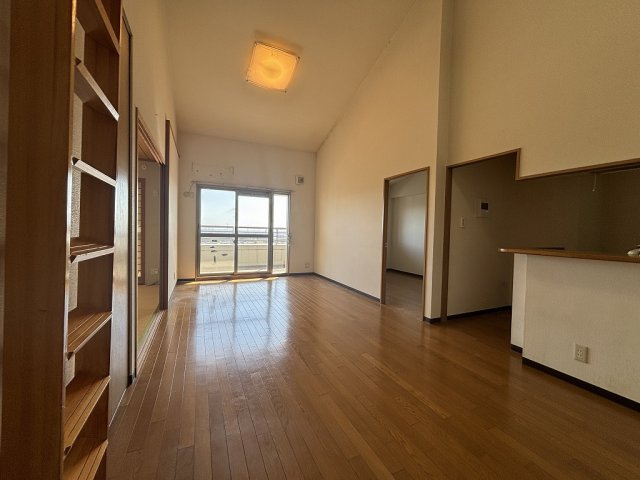 サンハイツ中央台Ｃ棟の居間・リビング|明るい光の入るリビングです☆