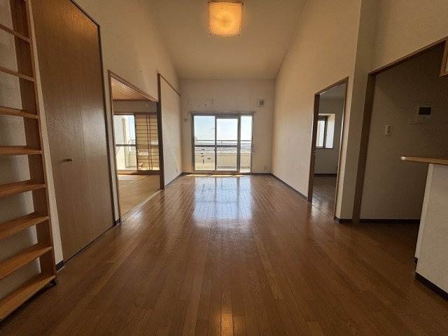 サンハイツ中央台Ｃ棟の居間・リビング|広々としたリビングです☆