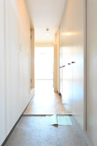 収納もある玄関です