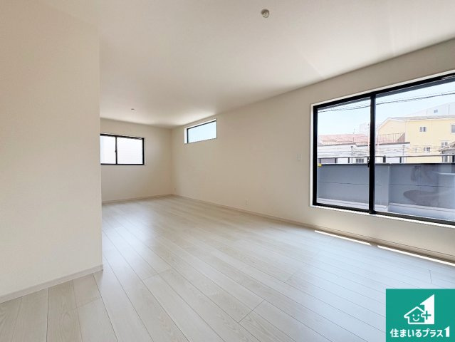 茨木市上野町　第7期　新築一戸建ての居間・リビング|日当たり良好の明るいリビングで朝の目覚めもスッキリできそう！対面キッチンでご家族のコミュニケーションも自然と増える設計！小さなお子様が遊ぶスペースを作っても広々とくつろげるLDK！