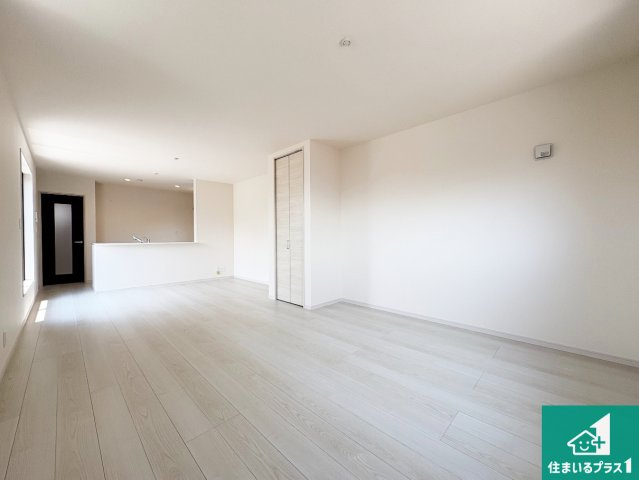 茨木市上野町　第7期　新築一戸建ての居間・リビング|シンプルなリビングは、観葉植物等のインテリアを楽しめますね！パパ好みにも、ママ好みにも家具次第で雰囲気を変えることができます！