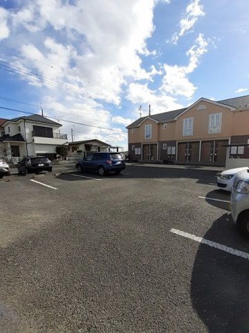 車をお持ちの方に嬉しい駐車場付きの物件です