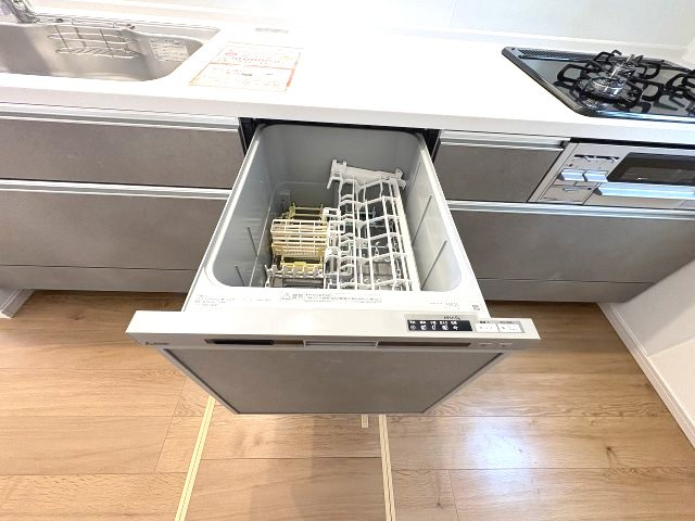 【キッチン】 | 福岡市東区三苫2丁目6期7期・平屋　4号棟（全5棟）【仲介手数料無料・0円】 | 現地写真。食洗器が付いてます。