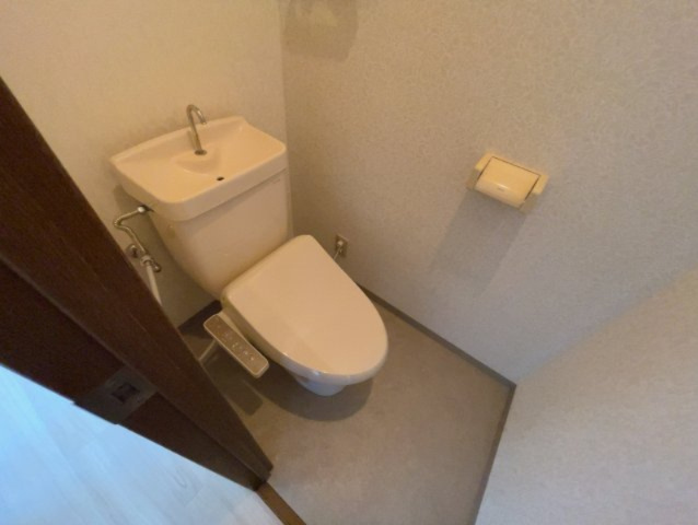 レジデンス清水山のトイレ|別号室の写真となります