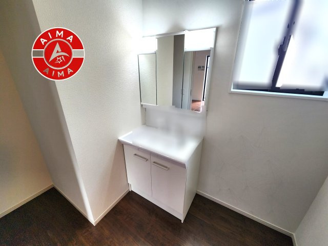 福岡市東区三苫2丁目第7-2棟(3号棟)の独立洗面台|毎日使うものだから清潔な空間を保ちたい水回り。洗面にはそんな願いを解消させてくれる収納アイデアが満載です。三面鏡の裏側にはキャビネットが現れ小物から背の高い物まで収納できます。