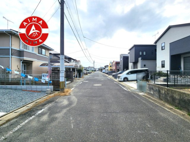 福岡市東区三苫2丁目第7-2棟(3号棟)の前面道路含む現地写真|前面道路は閑静な住宅地をはしる車通りの少ない道路。お車の出し入れが苦手なママや小さなお子様にも安心ですね。しっかり舗装もされているので、ベビーカーや自転車で通っても快適に通行できます。